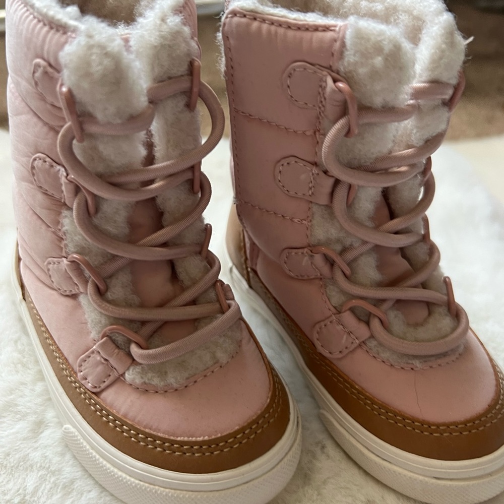 Snow boots